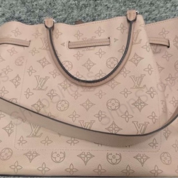 Louis Vuitton Girolta Mahina Monogram Bucket Bag with COA, box,  dust bag - Picture 3 of 10